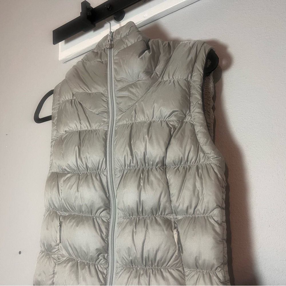 Eddie Bauer Quilted Down Puffer Vest Gray Silver Metallic Size XS EB550 Hooded